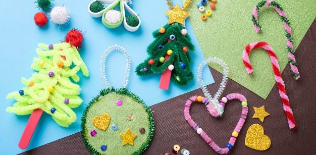 Collagefoto - Zelfgemaakte kerstdecoratie gemaakt van chenille