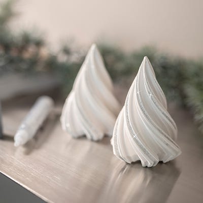 Collagefoto - Kerstbomen van hars gegoten