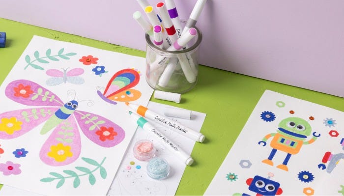 Schilder op een bedrukt schildersdoek