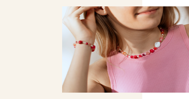 Model met sieraden gemaakt met agaat