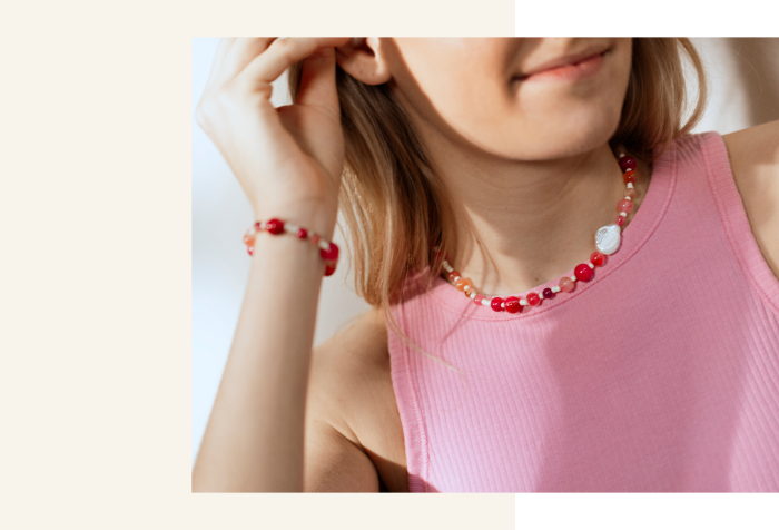 Model met sieraden gemaakt met agaat