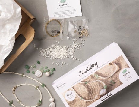 Sieraden-doe-het-zelf-pakketten werden geopend en de inhoud werd op een tafel uitgestald