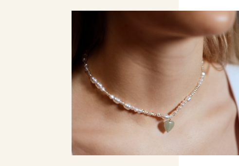 Model met sieradenketting gemaakt met kristallen