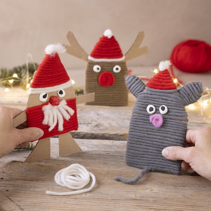 Kerstfiguren gemaakt van kartonnen dozen en garen