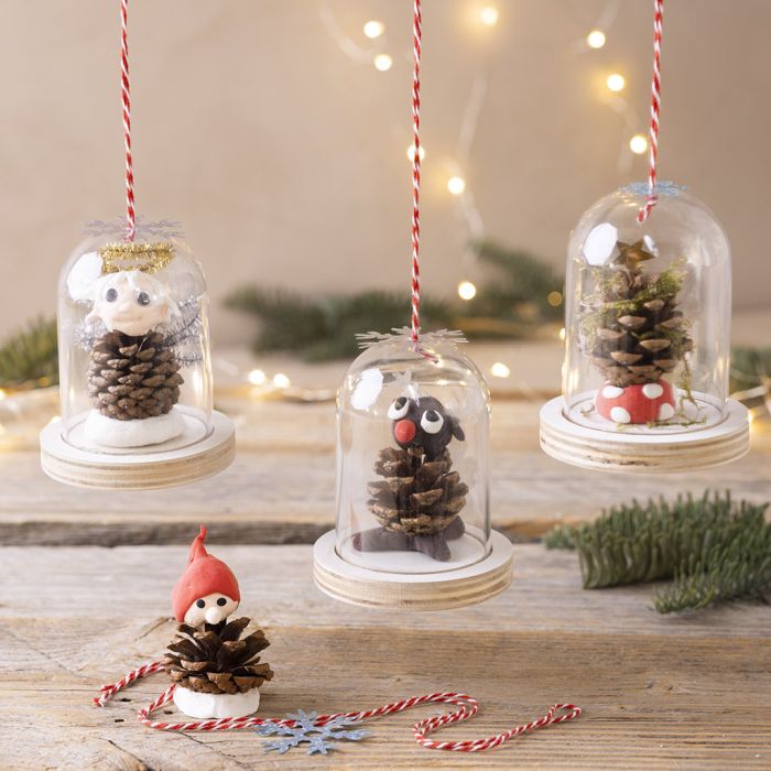 Feestelijke belletjes met dennenappeldecoraties om op te hangen