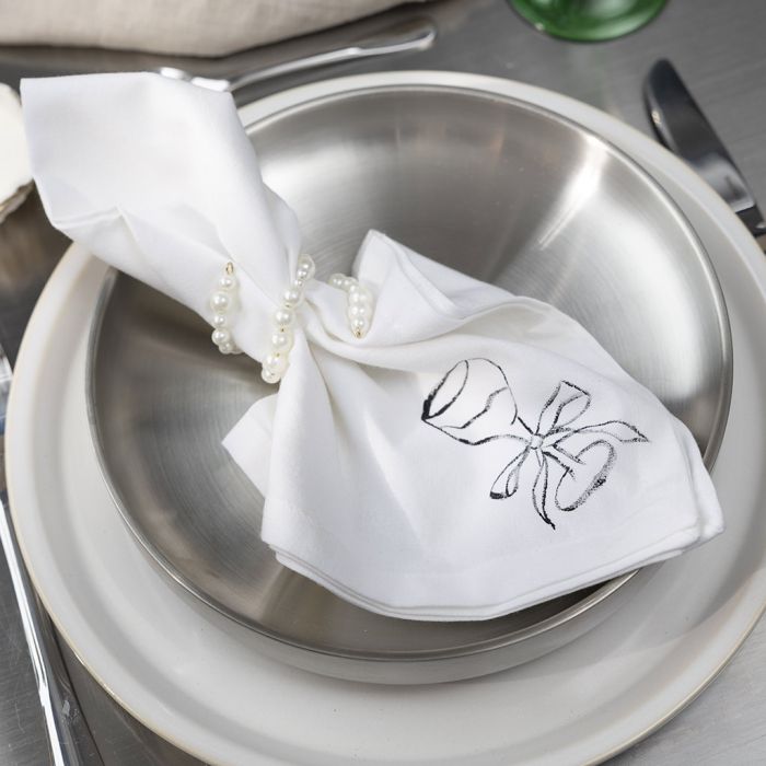Servet met decoratief motief en feestelijke servetring