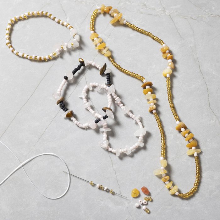 Sieraden met rozenkwarts, tijgeroog en honingcalciet