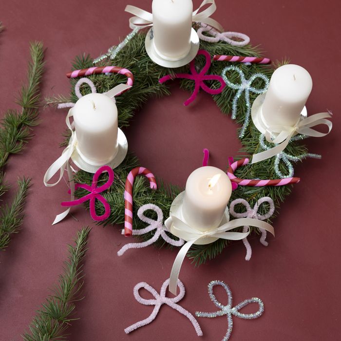 Kerstkrans met decoraties van fijne klei en chenilledraad 