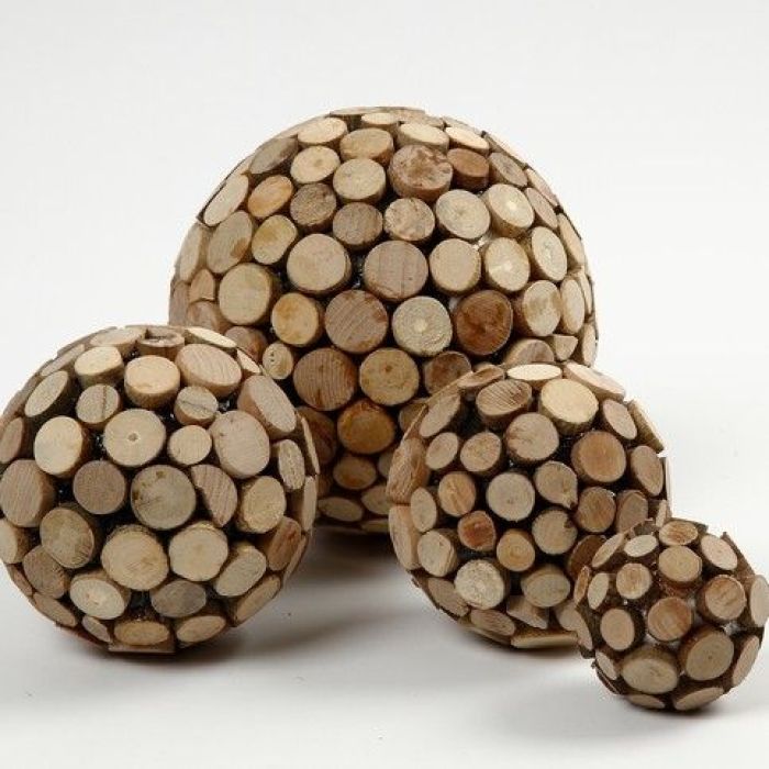 Styropor ballen met houten schijven