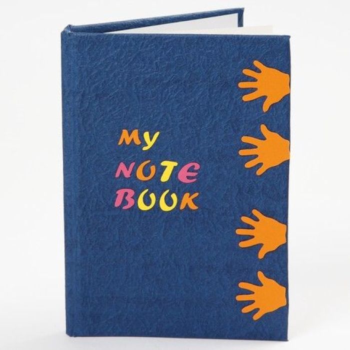 Notitieboek met uitgestanste vormen