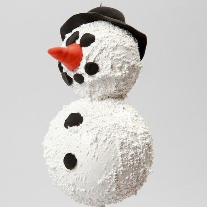 Een Sneeuwpop van styropor ballen en structuur pasta