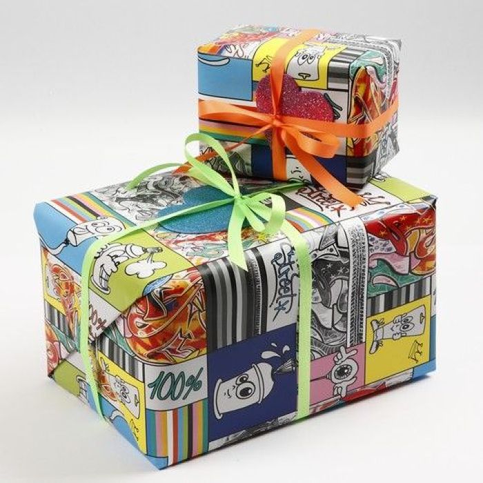 Cadeaus verpakt in graffiti cadeaupapier