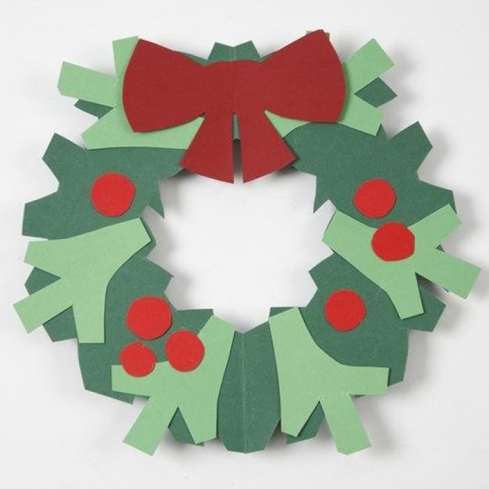 Kerstkrans met strik van karton