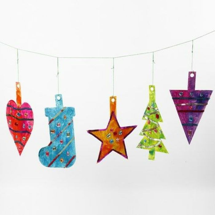 Supergrote hangende kerstdecoraties van karton