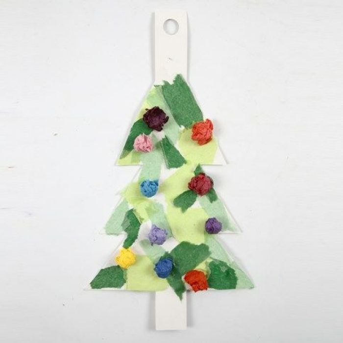 Een kerstboom van karton gedecoreerd met tissuepapier