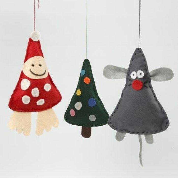 Hangende kerstdecoraties van vilt met vulling