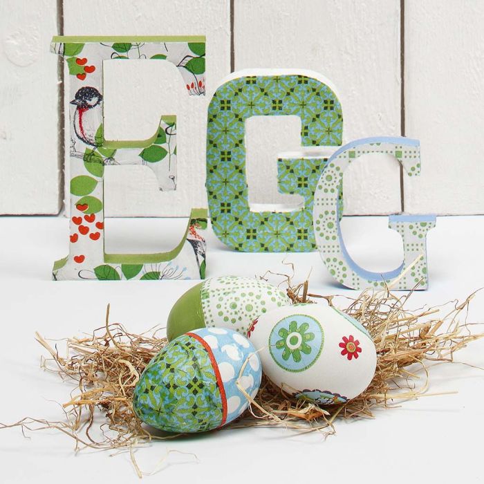 Staande letters, geverfd en bedekt met decoupage papier 