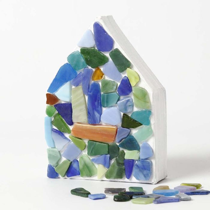 Papier-maché huis met glas mozaïek