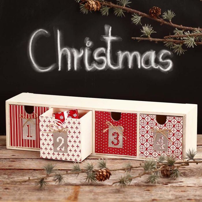 Decoupage op een kleine ladenkast voor Advent cadeaus