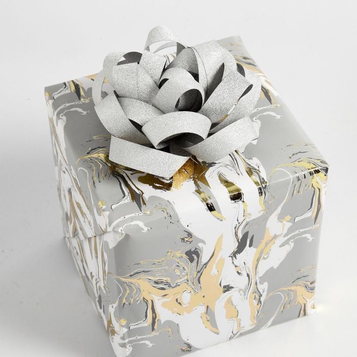 Geschenk gedecoreerd met een rosette