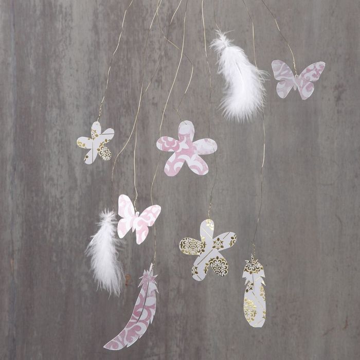 Hangende decoraties met veren op koperdraad