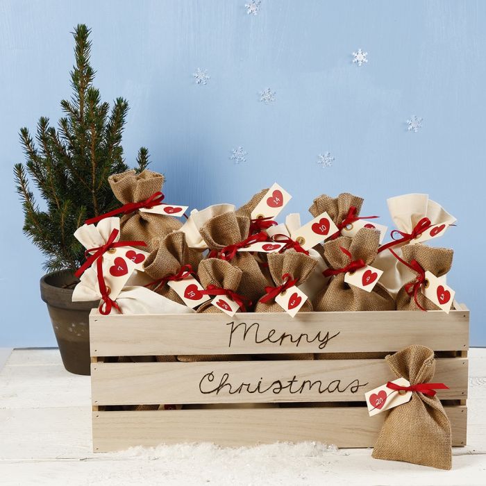 Adventkalender van rustieke zakjes