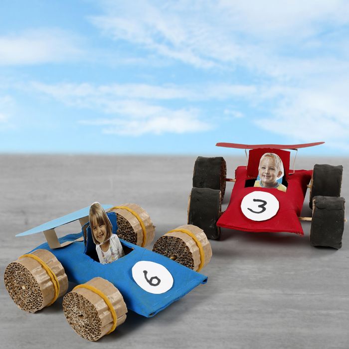 Raceauto's gemaakt van kartonnen kokers