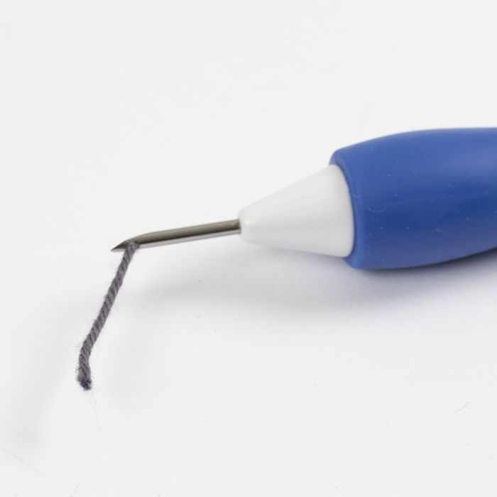 Zo rijgt u draad door een punchnaald