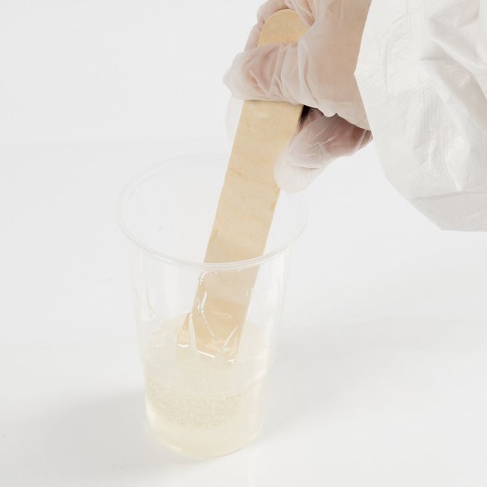 Hars en verharder mengen