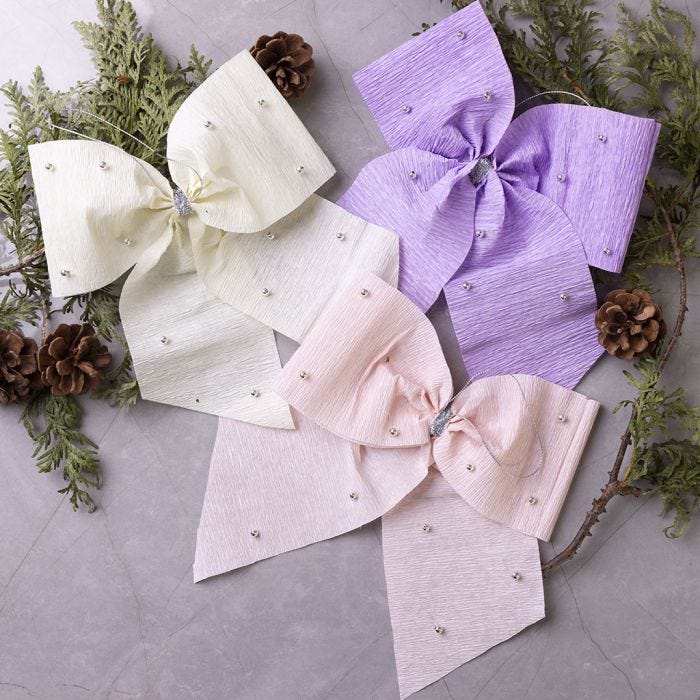 Kerststrikken van crêpepapier