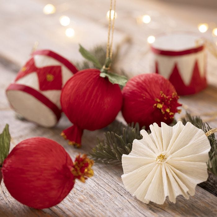 Kerstdecoratie van crêpepapier
