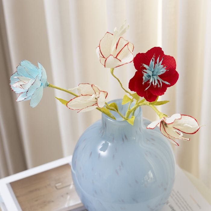 Bloemen van crêpepapier versierd met stiften