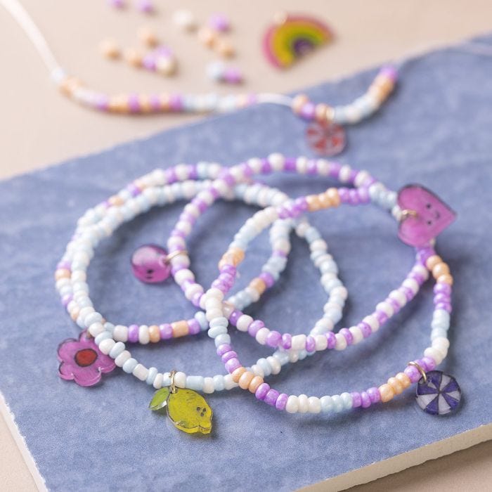 Kralenarmband met bedel van krimpfolie