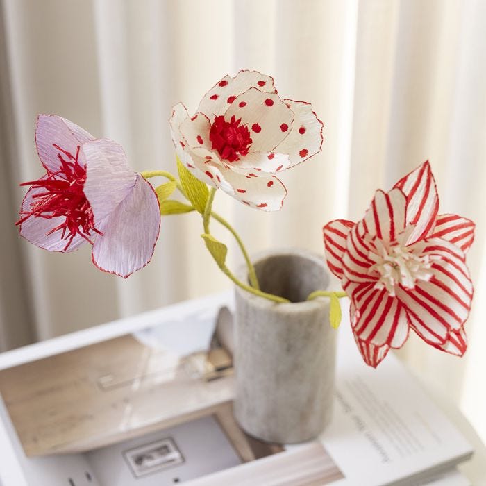 Bloemen van crêpepapier versierd met creatieve multistiften
