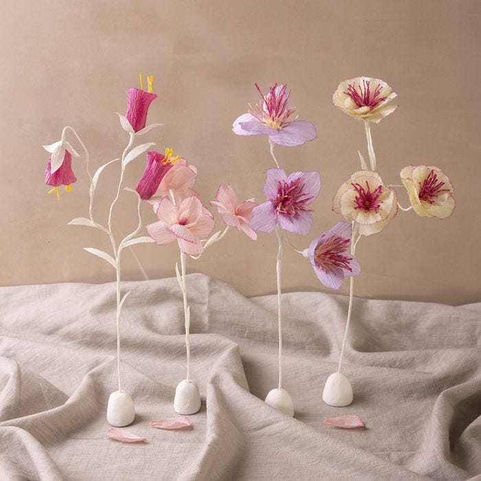 Crêpebloemen op voetstuk