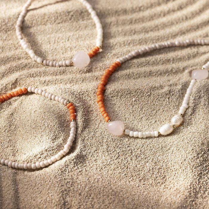 Halsketting en armband met rozenkwarts en zoetwaterparels