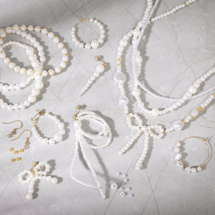 Sieraden met parelmoerwitte kralen