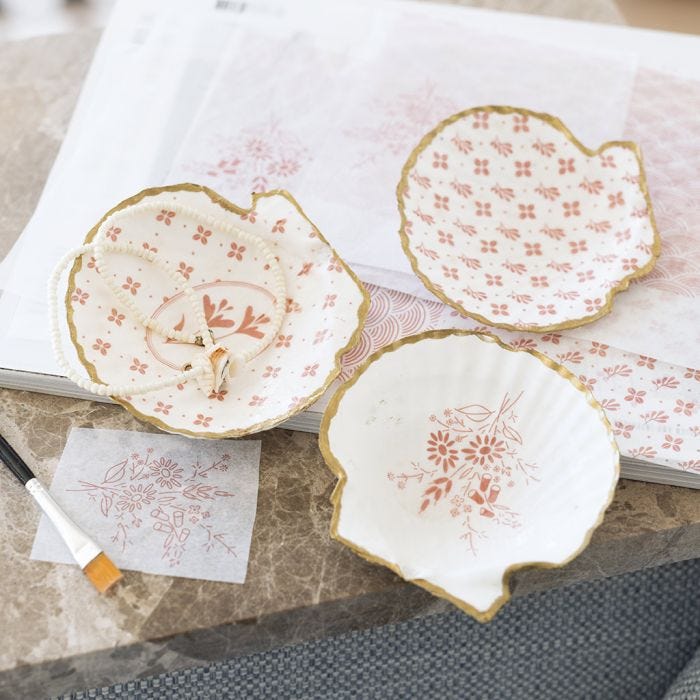 Schelpen versierd met decoupage en goudkleurige stift 