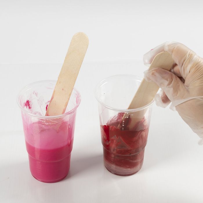 Hoe kleur toevoegen aan hars