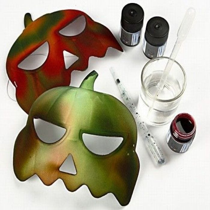 Kartonnen decoraties en pompoenen maskers