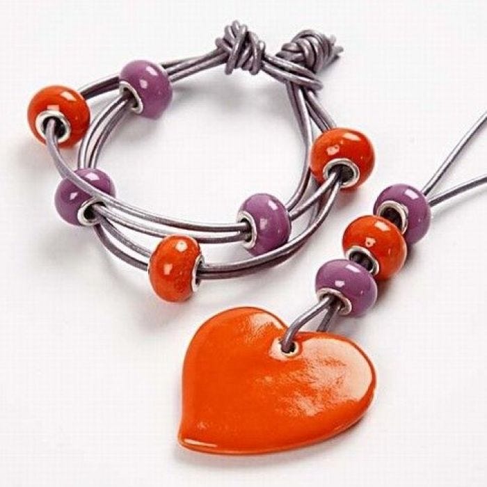Trendy sieraden met keramiek kralen
