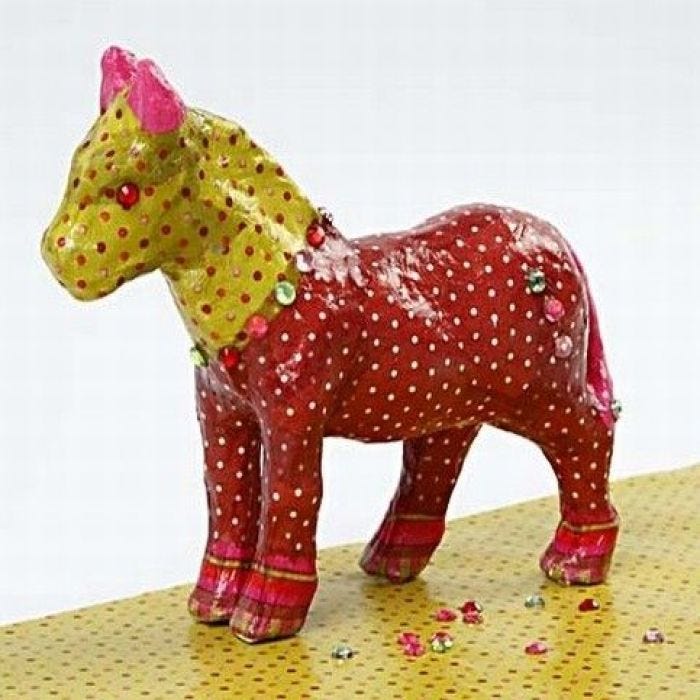 Papier-maché paard met decoupage