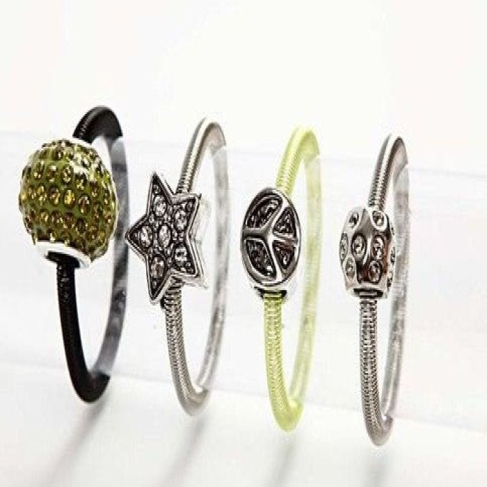 Ringen gemaakt van veer armband