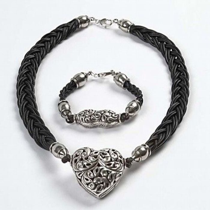 Ketting van gevlochten leerkoord met hart