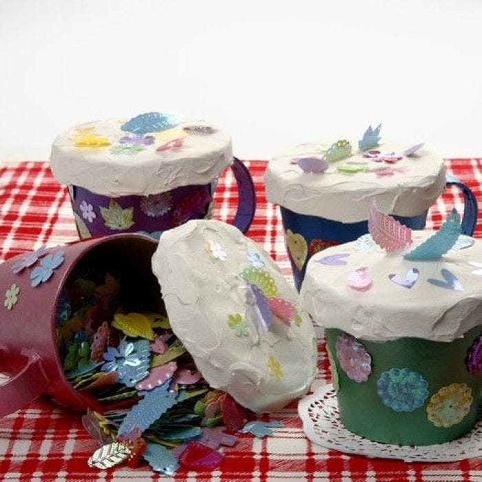 Papier-maché bekers met slagroom op het deksel