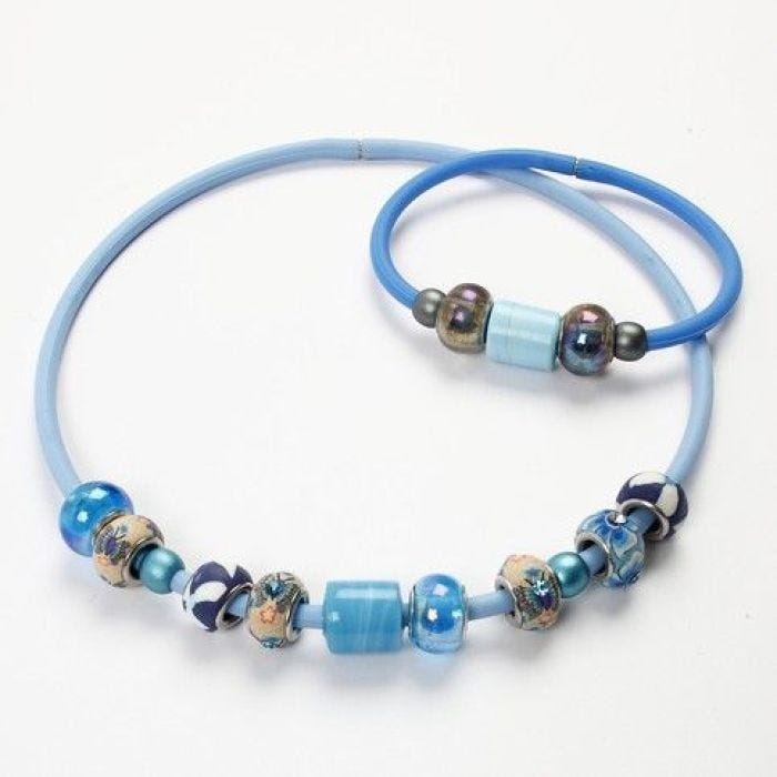 Rubberen ketting met glas- en kleikralen
