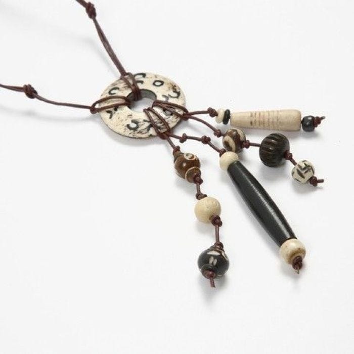 Ketting gemaakt met handbewerkte beenkralen