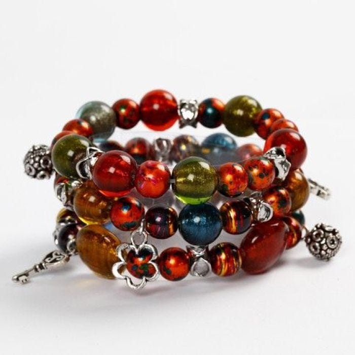 Armbanden met glaskralen