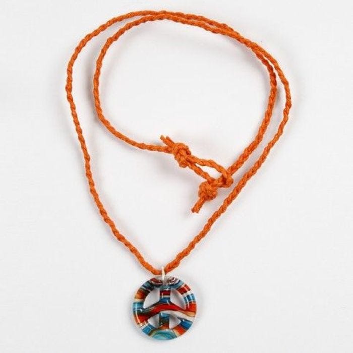 Peaceteken aan ketting van katoenkoord
