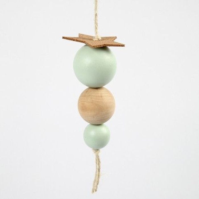 Decoratieve hangers met kurk en houten kralen